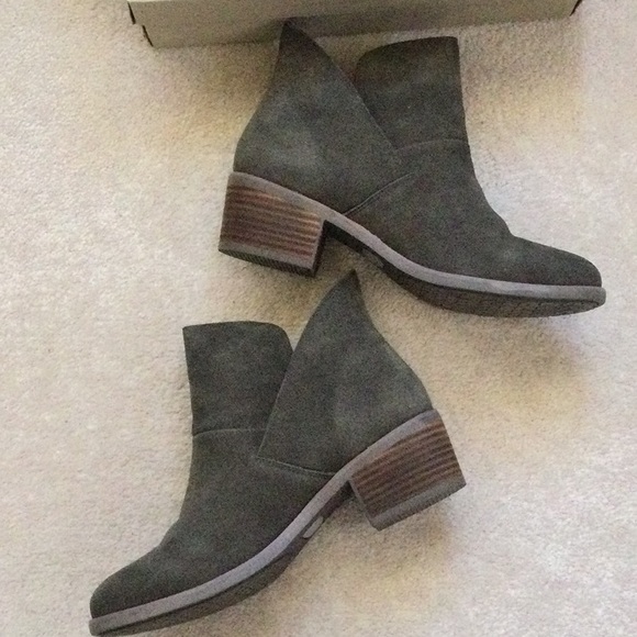 NIB Me Too Zest Bootie in Moss Suede - Picture 2 of 8